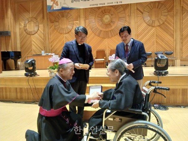 지난 9일, 제 54회 라자로의 날에 이용훈 천주교수원교구장이 박청수교무에게 감사패를 전달하고 있다.